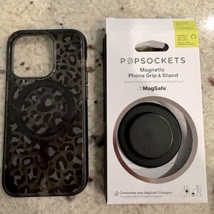 iPhone 15 Pro phone case and MagSafe Popsocket
